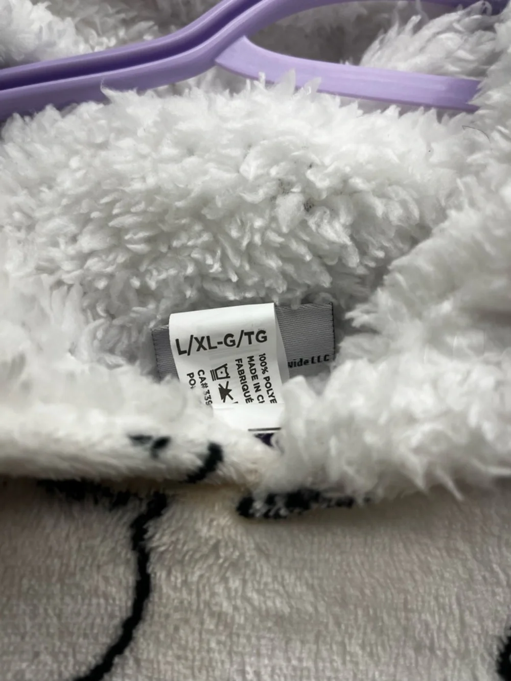 Peanuts Cozy fleece hoodie/blanket-style top featuring Snoopy - Picture 2 of 6